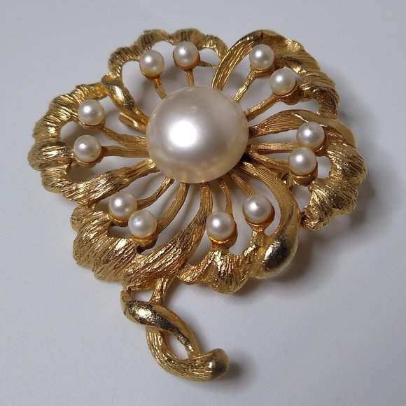 Vintage Faux Pearl And Metal Large Flower Brooch - Picture 1 of 15
